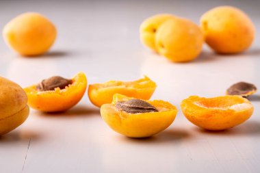 Kayısı meyve dilimlenmiş kopya alan çerçeve kavramı beyaz arka plan açısı görünümü seti koleksiyonu