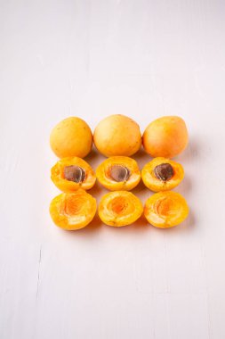 Kayısı meyve dilimlenmiş kopya alan çerçeve kavramı beyaz arka plan açısı görünümü seti koleksiyonu