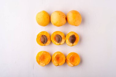 Kayısı meyve dilimlenmiş kopya alan çerçeve kavramı beyaz arka plan düz yatıyordu üst görünüm seti koleksiyonu