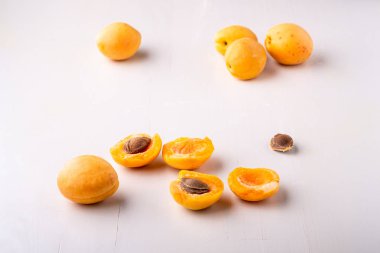 Kayısı meyve dilimlenmiş kopya alan çerçeve kavramı beyaz arka plan açısı görünümü seti koleksiyonu