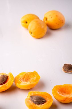 Kayısı meyve dilimlenmiş kopya alan çerçeve kavramı beyaz arka plan açısı görünümü seti koleksiyonu