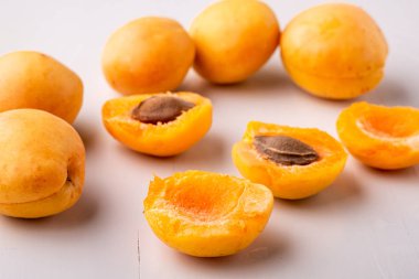 Kayısı meyve dilimlenmiş kopya alan çerçeve kavramı beyaz arka plan açısı görünümü seti koleksiyonu