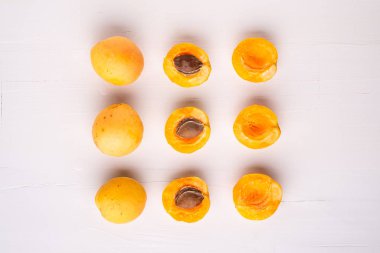 Kayısı meyve dilimlenmiş kopya alan çerçeve kavramı beyaz arka plan düz yatıyordu üst görünüm seti koleksiyonu