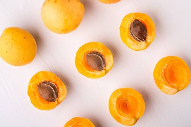 Kayısı meyve dilimlenmiş kopya alan çerçeve kavramı beyaz arka plan açısı görünümü seti koleksiyonu