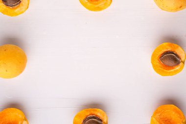 Kayısı meyve dilimlenmiş kopya alan çerçeve kavramı beyaz arka plan düz yatıyordu üst görünüm seti koleksiyonu