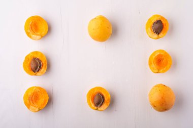 Kayısı meyve dilimlenmiş kopya alan çerçeve kavramı beyaz arka plan düz yatıyordu üst görünüm seti koleksiyonu