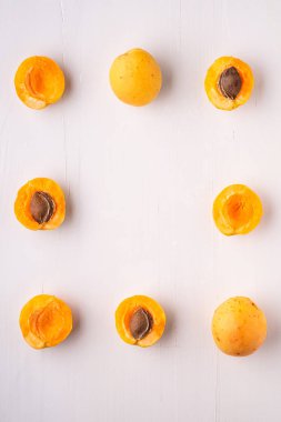 Kayısı meyve dilimlenmiş kopya alan çerçeve kavramı beyaz arka plan düz yatıyordu üst görünüm seti koleksiyonu