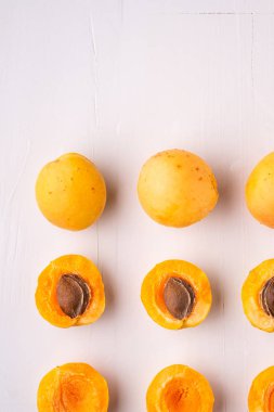 Kayısı meyve dilimlenmiş kopya alan çerçeve kavramı beyaz arka plan düz yatıyordu üst görünüm seti koleksiyonu