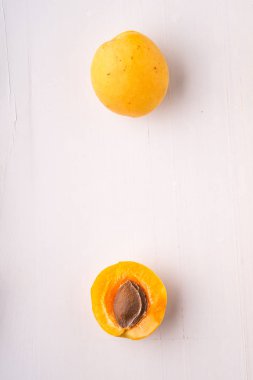 Kayısı meyve dilimlenmiş kopya alan çerçeve kavramı beyaz arka plan düz yatıyordu üst görünüm seti koleksiyonu