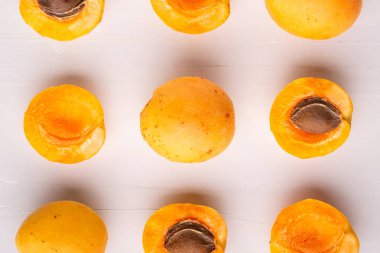 Kayısı meyve dilimlenmiş kopya alan çerçeve kavramı beyaz arka plan düz yatıyordu üst görünüm seti koleksiyonu