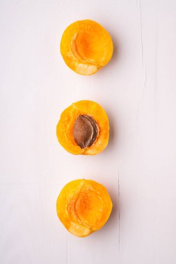 Kayısı meyve dilimlenmiş kopya alan çerçeve kavramı beyaz arka plan düz yatıyordu üst görünüm seti koleksiyonu