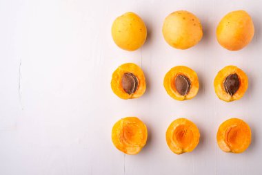 Kayısı meyve dilimlenmiş kopya alan çerçeve kavramı beyaz arka plan düz yatıyordu üst görünüm seti koleksiyonu