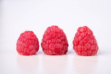 Beyaz arka plan kopya alanı makro üç ahududu lezzetli tatlı parlak