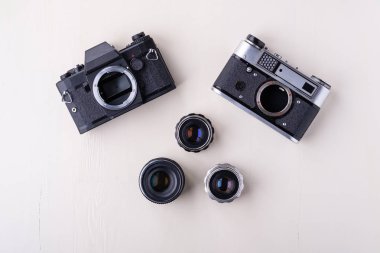 Eski vintage retro iki fotoğraf filmi kamera ile üç lens kopya alan üst görünümü düz beyaz arka plan üzerinde yatıyordu