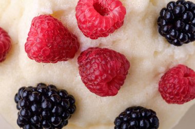 Böğürtlen ve ahududu çilek ile İrmik puding yulaf püresi, Kahvaltı