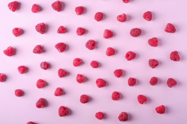 Ahududu tatlı organik sulu meyveler, desen, doku, pembe kağıt arka plan üzerinde, düz yatıyordu