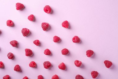 Ahududu tatlı organik sulu meyveler, desen, doku, pembe kağıt arka plan üzerinde, düz yatıyordu