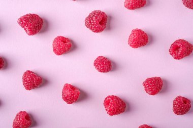 Ahududu tatlı organik sulu meyveler, desen, doku, pembe kağıt arka plan üzerinde, düz yatıyordu