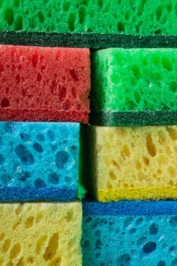 Kırmızı, mavi, yeşil, sarı renklerde sünger yığını, arka plan, yakın, makro