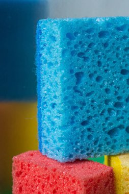 Yığın geometrik bloklar yapı soyut süngerler kırmızı, sarı, mavi renkler, yansıma ayna arka plan, makro