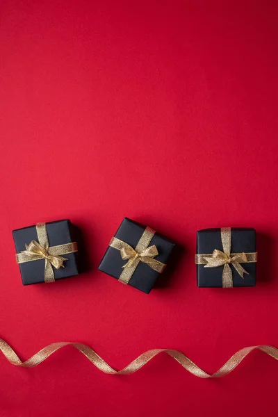 Τρία Μαύρο Κουτί Δώρου Χρυσές Κορδέλες Γραμμή Κοντά Στριμμένη Κορδέλα — Φωτογραφία Αρχείου