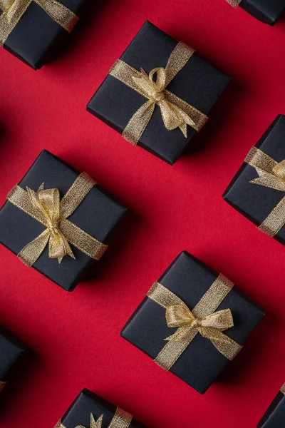 Черная Подарочная Коробка Золотыми Лентами Фоне Красной Бумаги Рисунок Текстура — стоковое фото