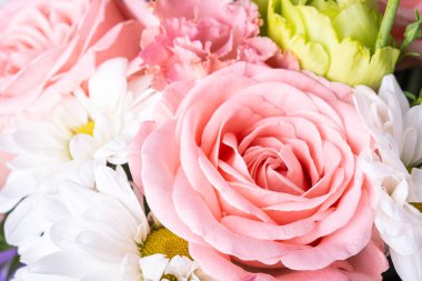 Pembe gül ve yeşil bitkiler ile beyaz krizantem buket, yakın