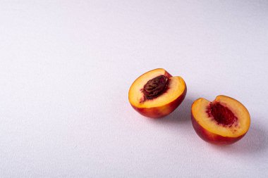 Beyaz arka plan üzerinde tohum ile şeftali nektarin meyve iki dilim, kopya alanı, açı görünümü