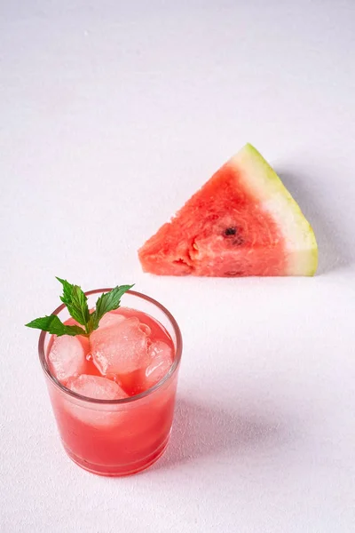 Frischer Kalter Wassermelonensaft Mit Eiswürfeln Und Grünem Minzblatt Glas Der — Stockfoto
