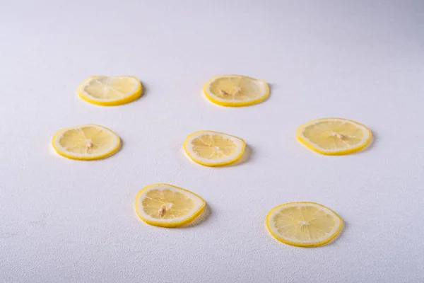 Beyaz Gri Arka Plan Doku Açı Görünümü Taze Limon Dilimleri — Stok fotoğraf