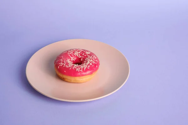 Rosa Roter Donut Mit Weißen Streusel Auf Rosa Teller Süß — Stockfoto