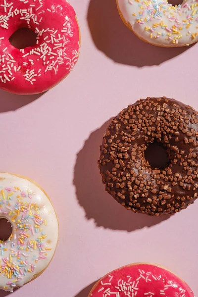 Schokolade Rosa Und Vanille Donuts Mit Streusel Süß Glasierte Dessertspeisen — Stockfoto