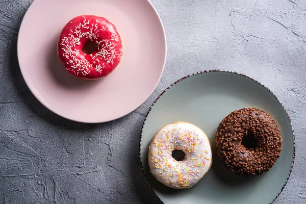 Drei Donuts Auf Tellern Schokolade Rosa Und Vanille Donut Mit — Stockfoto