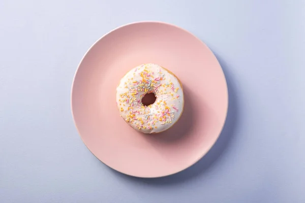Vanille Donut Mit Streusel Auf Rosa Teller Süß Glasierte Dessertspeise — Stockfoto