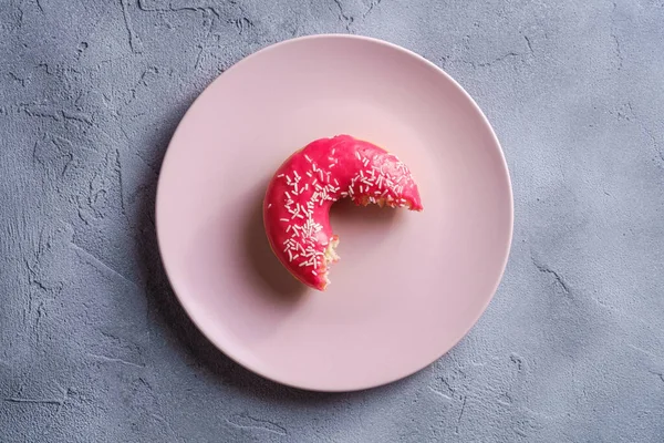 Бітовий Рожевий Пончик Зморшками Рожевій Тарілці Солодкий Глазурований Десерт Їжа — стокове фото