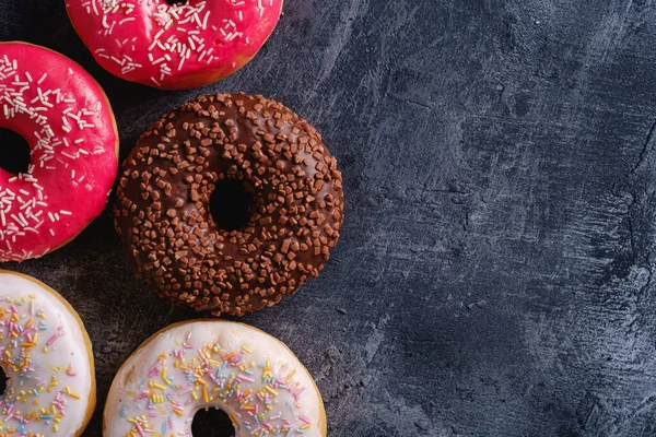 Schokolade Rosa Und Vanille Donuts Mit Streusel Süß Glasierte Dessertspeisen — Stockfoto