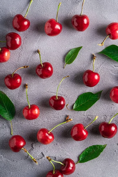 Frische Reife Kirschfrüchte Mit Grünen Blättern Sommerliche Vitaminbeeren Auf Grauem — Stockfoto