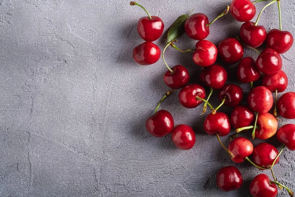 Fruits Frais Cerise Mûrs Avec Des Feuilles Vertes Baies Vitamine — Photo