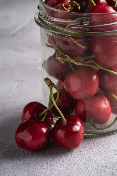 Frissen Érett Cseresznyefa Közelében Cseresznye Zöld Levelek Üvegedényben Nyári Vitamin — Stock Fotó
