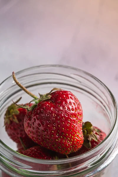 Frische Reife Erdbeerfrüchte Glas Sommerliche Vitaminbeeren Auf Grauem Steinhintergrund Winkelansicht — Stockfoto