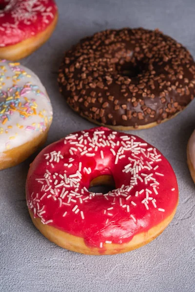 Schokolade Rosa Und Vanille Donuts Mit Streusel Süß Glasierte Dessertspeisen — Stockfoto