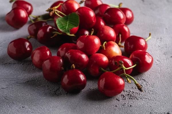 Frische Reife Kirschfrüchte Mit Grünen Blättern Sommerliche Vitaminbeeren Auf Grauem — Stockfoto