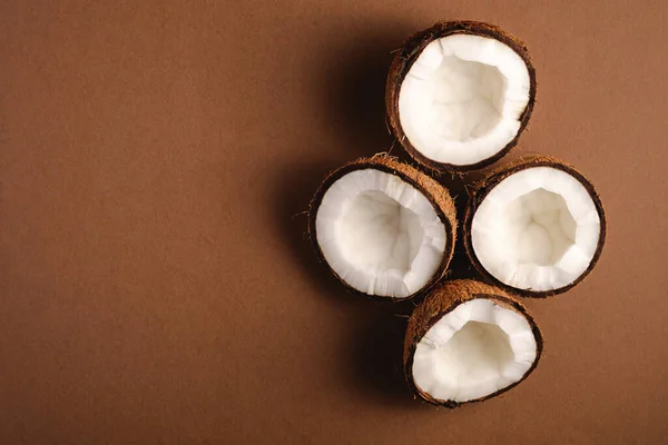 ココナッツフルーツ茶色の無地の背景 抽象的な食べ物熱帯の概念 トップビューのコピースペース — ストック写真