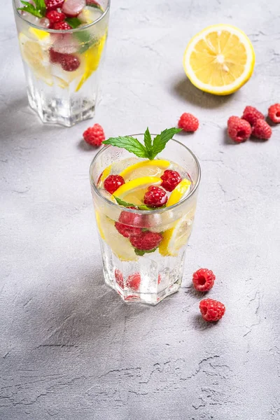 Água Gelada Fresca Com Limão Frutas Framboesa Folha Hortelã Dois — Fotografia de Stock