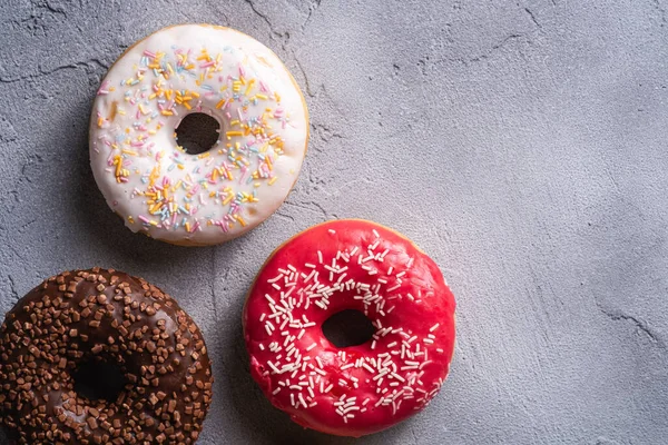 Schokolade Rosa Und Vanille Donuts Mit Streusel Süß Glasierte Dessertspeisen — Stockfoto