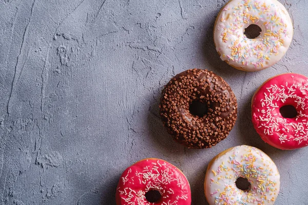 Schokolade Rosa Und Vanille Donuts Mit Streusel Süß Glasierte Dessertspeisen — Stockfoto