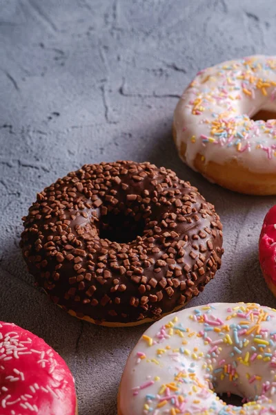 Schokolade Rosa Und Vanille Donuts Mit Streusel Süß Glasierte Dessertspeisen — Stockfoto