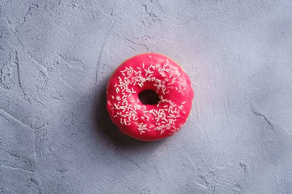 Rosafarbener Donut Mit Streusel Süß Glasierte Dessertspeise Auf Betonstrukturiertem Hintergrund — Stockfoto