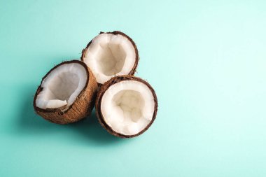 Mavi renkli parlak arkaplanda hindistan cevizi meyveleri, soyut gıda konsepti, açı görünümü kopyalama alanı