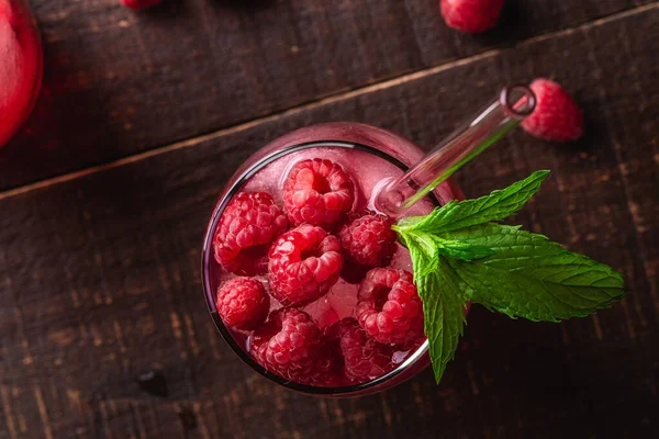 Nane Şekerli Taze Buzlu Meyve Suyu Bardakta Ahududu Limonatası Kahverengi — Stok fotoğraf